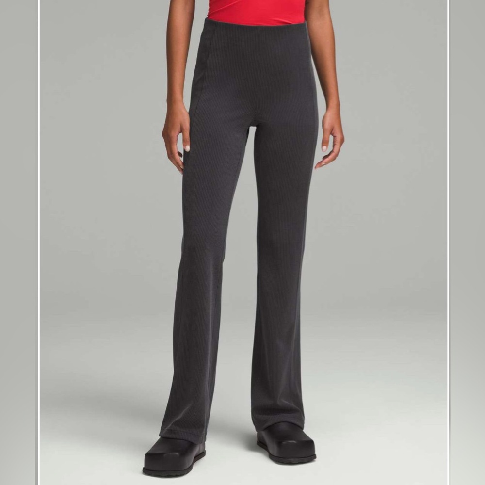 Lululemon Ribbed Softstreme Flared Pant *Regular
Black size 2